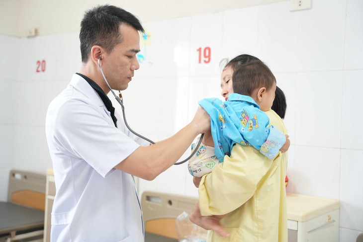 Hơn 20 ngày giành sự sống cho bé 12 tháng tuổi bị hoại tử phổi- Ảnh 2.
