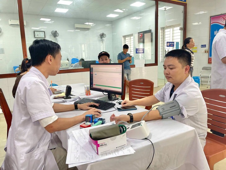Cán bộ y tế Nghệ An hiến máu cứu bé trai 8 tuổi - Ảnh 2.