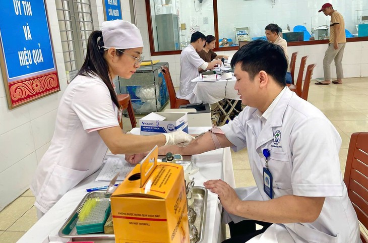 Cán bộ y tế Nghệ An hiến máu cứu bé trai 8 tuổi - Ảnh 1.