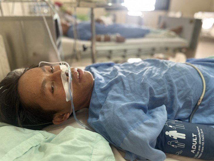 Xót xa cảnh chồng nằm viện chờ phẫu thuật, vợ phải ôm con nhỏ theo, cầu cứu sự trợ giúp- Ảnh 3.