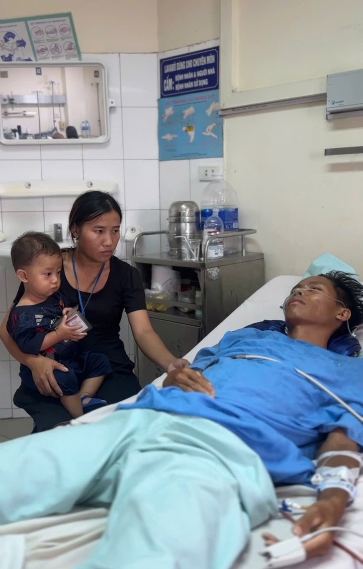 Xót xa cảnh chồng nằm viện chờ phẫu thuật, vợ phải ôm con nhỏ theo, cầu cứu sự trợ giúp- Ảnh 1.