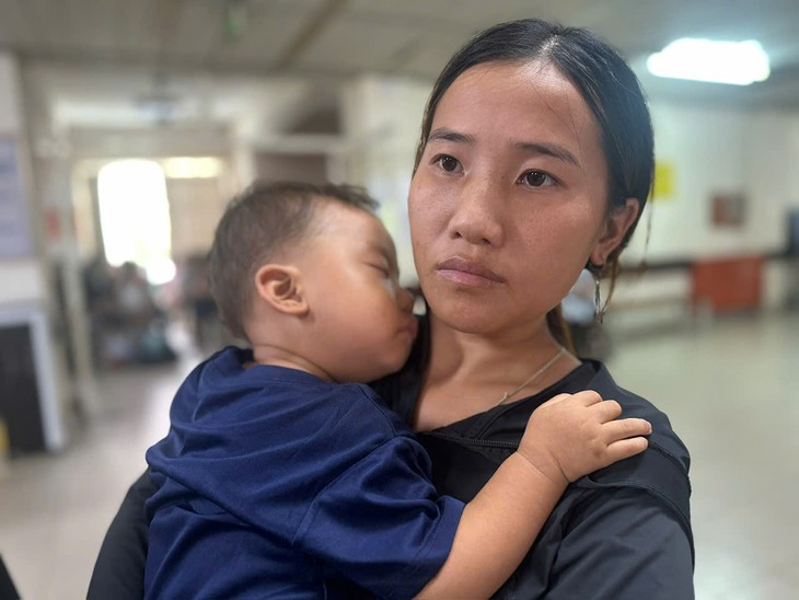Xót xa cảnh chồng nằm viện chờ phẫu thuật, vợ phải ôm con nhỏ theo, cầu cứu sự trợ giúp- Ảnh 2.