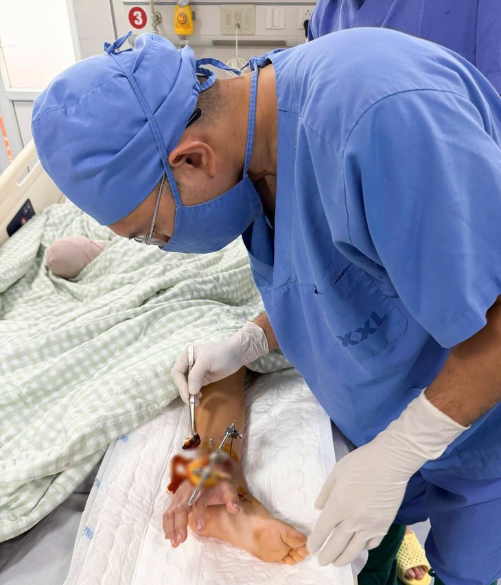 Cán bộ y tế Nghệ An hiến máu cứu bé trai 8 tuổi - Ảnh 3.