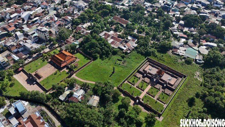 Người dân sống trong khuôn viên lăng vua ở Huế mòn mỏi chờ di dời - Ảnh 1.