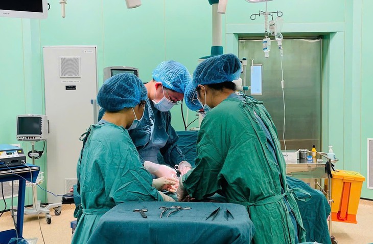 5 năm không điều trị u xơ tử cung, người phụ nữ mang khối u nặng 4,5kg - Ảnh 1.