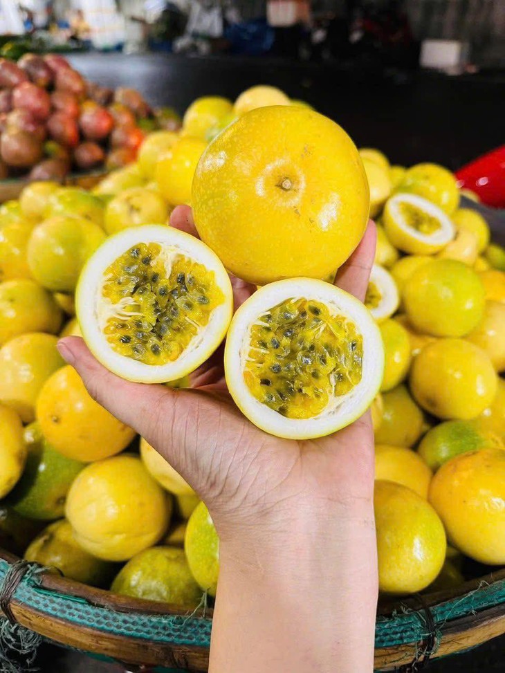 Tiểu thương bật mí cách chọn những trái chanh leo thơm ngon, mọng nước mà không phải ai cũng biết - Ảnh 3.