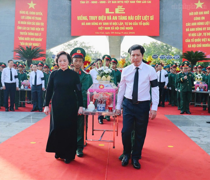 Phó Thủ tướng dự lễ an táng 71 hài cốt liệt sĩ tại Lào Cai- Ảnh 4.