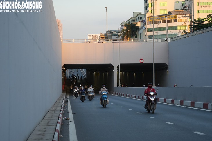Cống thoát nước hầm chui vừa thông xe ở Hà Nội 'ngập' rác  - Ảnh 1.