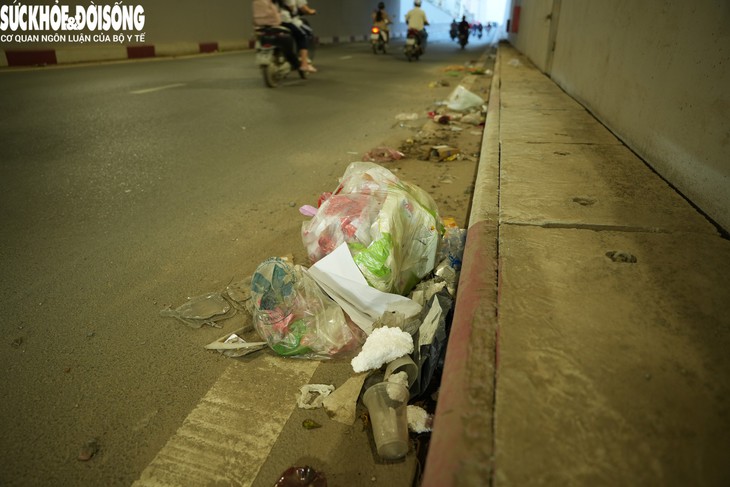 Cống thoát nước hầm chui vừa thông xe ở Hà Nội 'ngập' rác  - Ảnh 4.