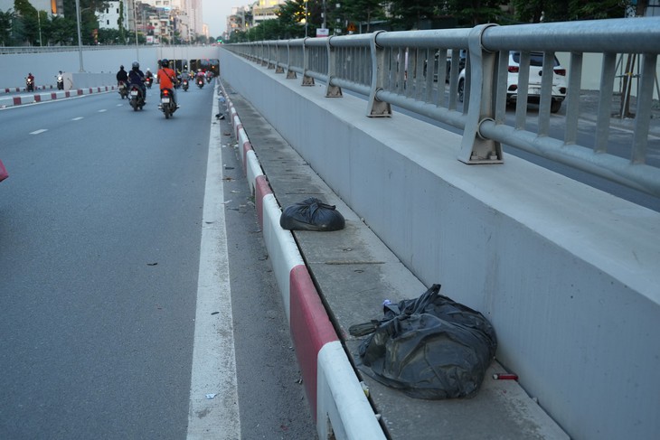Cống thoát nước hầm chui vừa thông xe ở Hà Nội 'ngập' rác  - Ảnh 11.