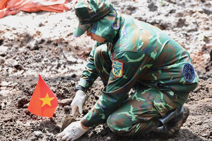 Bóc tách hơn 500m³ đất, tìm thấy thêm 10 bộ hài cốt liệt sĩ- Ảnh 1.