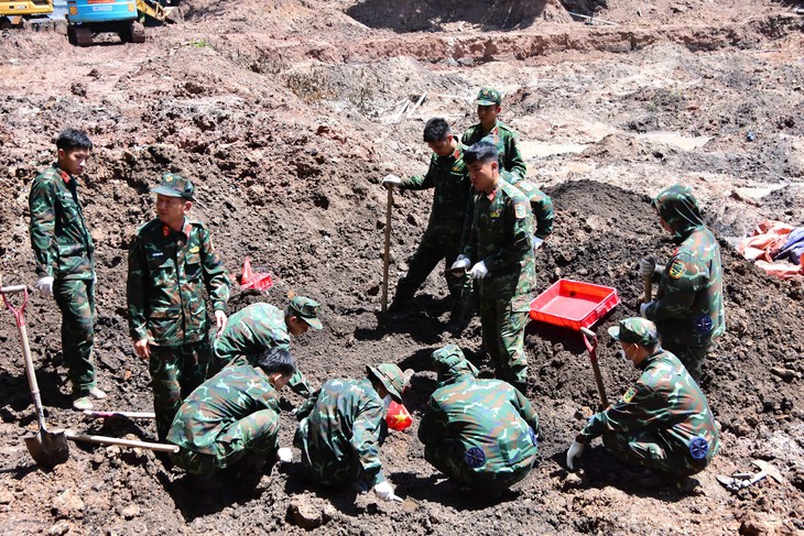 Bóc tách hơn 500m³ đất, tìm thấy thêm 10 bộ hài cốt liệt sĩ- Ảnh 2.