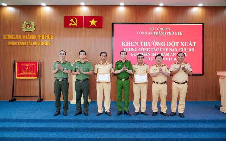  Khoảnh khắc Thượng tá CSGT ở Huế cứu người phụ nữ đang chới với giữa sông Hương- Ảnh 1.