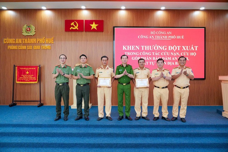 Khen thưởng đột xuất 2 Trung tá CSGT Huế hỗ trợ người dân đi cấp cứu- Ảnh 1.
