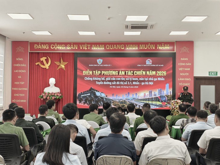 Hà Nội diễn tập xử lý tình huống khủng bố, giải cứu con tin tại Ga Nhổn - Ảnh 1.