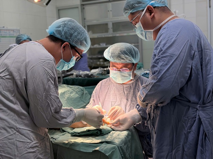 Phẫu thuật chuyển gân thành công cho bệnh nhân bị đứt gân duỗi ngón tay suốt 30 ngày - Ảnh 2.