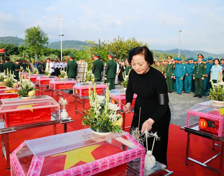 Phó Thủ tướng dự lễ an táng 71 hài cốt liệt sĩ tại Lào Cai- Ảnh 3.
