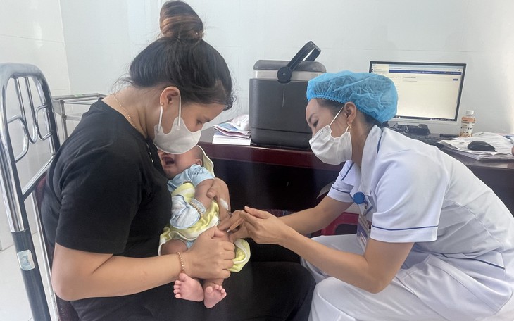 Ngược dòng sông Giăng, đưa vaccine đến với tộc người Đan Lai- Ảnh 12.