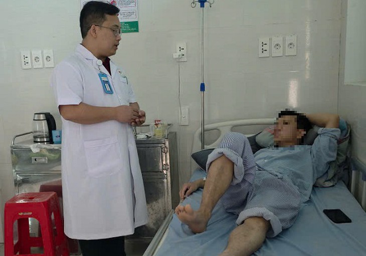 ‘Gãy cậu nhỏ’ do tai nạn sinh hoạt, nam bệnh nhân đối mặt cấp cứu ngoại khoa- Ảnh 1.