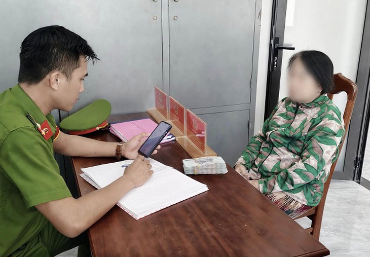 Người phụ nữ gom vàng tích góp đi bán sau cuộc gọi giả danh công an- Ảnh 1.