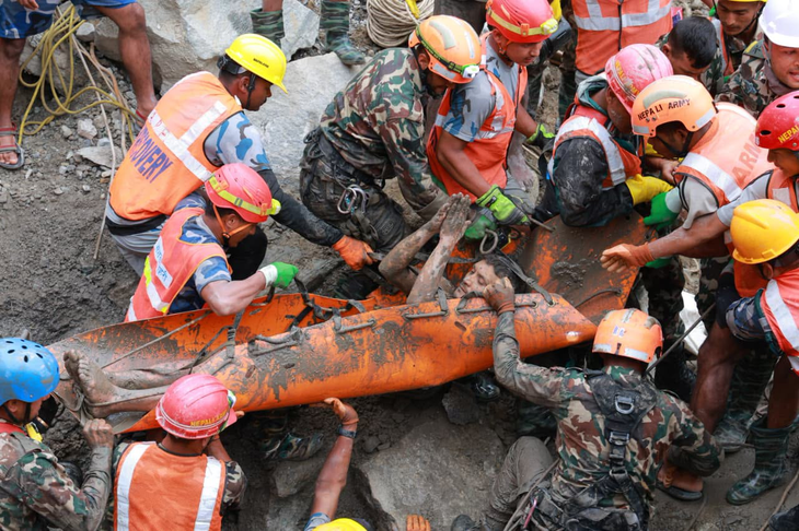 Nepal: 2 công nhân sống sót thần kỳ sau 9 ngày kẹt trong hầm do lũ quét- Ảnh 2.