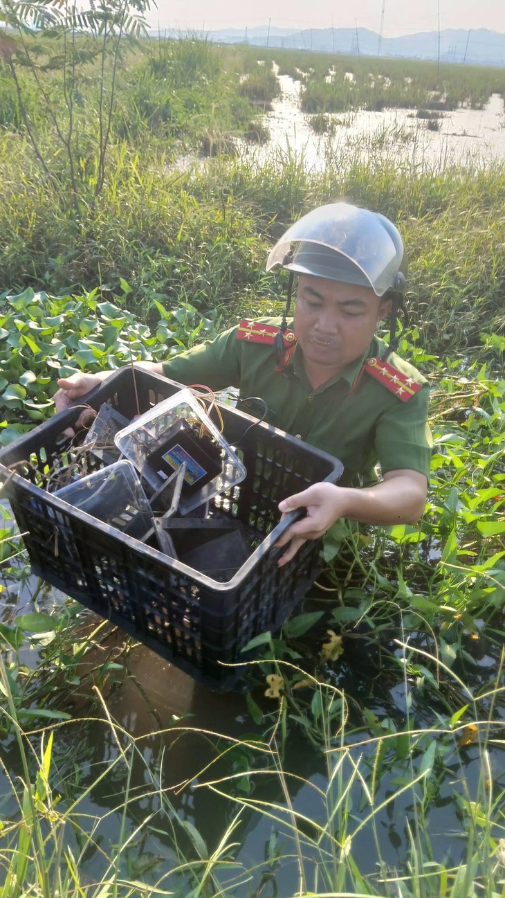 Phát hiện 'trận địa' bẫy chim giữa cánh đồng, thu 5.000m lưới
- Ảnh 1.