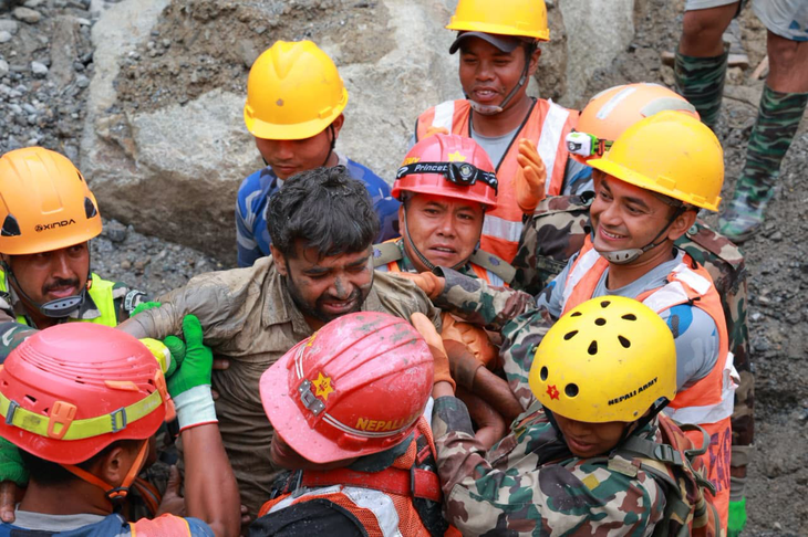 Nepal: 2 công nhân sống sót thần kỳ sau 9 ngày kẹt trong hầm do lũ quét- Ảnh 1.