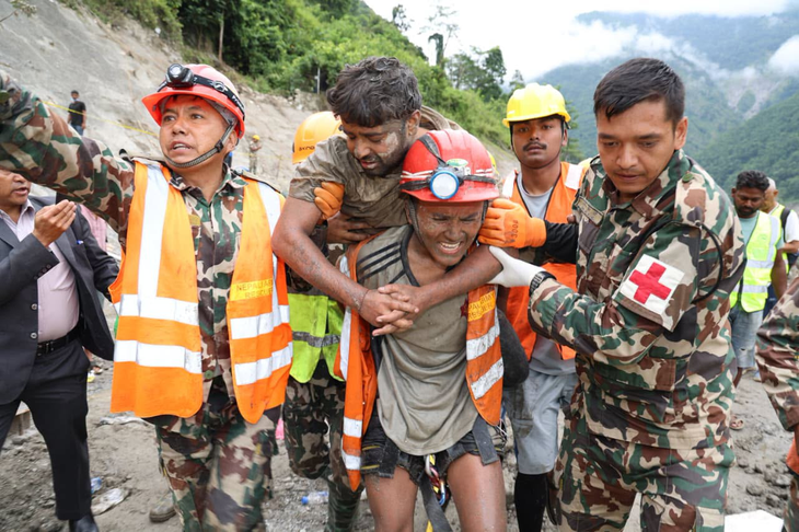 Nepal: 2 công nhân sống sót thần kỳ sau 9 ngày kẹt trong hầm do lũ quét- Ảnh 3.