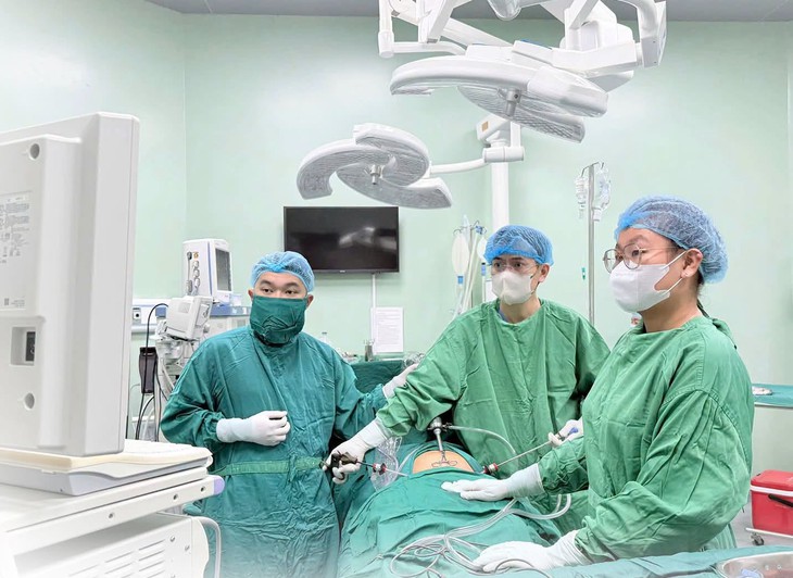 Bóc khối u lớn, giữ lại tử cung cho người phụ nữ mong con - Ảnh 1.