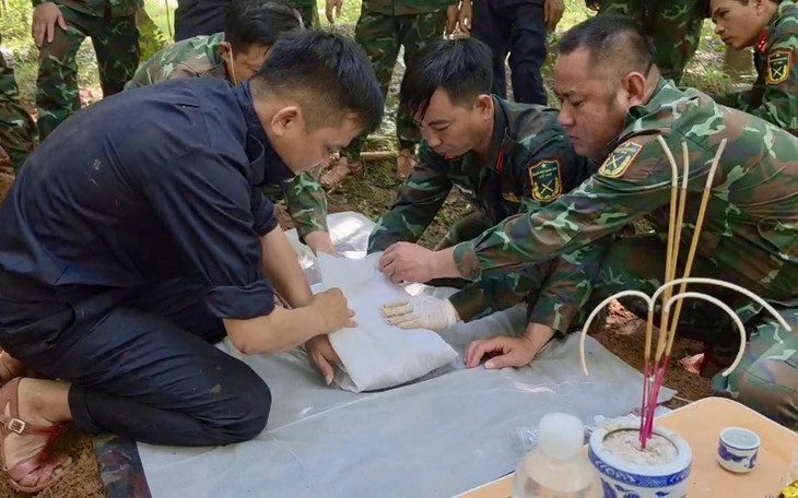 Bóc tách hơn 500m³ đất, tìm thấy thêm 10 bộ hài cốt liệt sĩ- Ảnh 4.