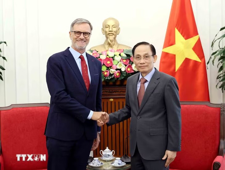 Bộ trưởng Ngoại giao Lê Hoài Trung tiếp Đại sứ Pháp tại Việt Nam chào từ biệt- Ảnh 1.