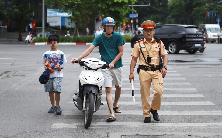 Hà Nội bảo đảm trật tự an toàn giao thông trong ngày khai giảng năm học mới- Ảnh 1.
