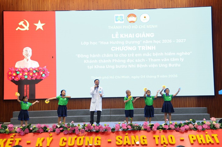 Hát cùng bệnh nhi, bác sĩ nhớ mùa khai giảng tuổi thơ- Ảnh 1.