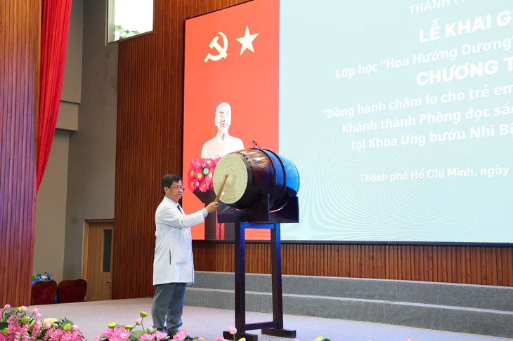 Những 'bông hoa hướng dương' trong lễ khai giảng đặc biệt ở bệnh viện ung bướu- Ảnh 2.