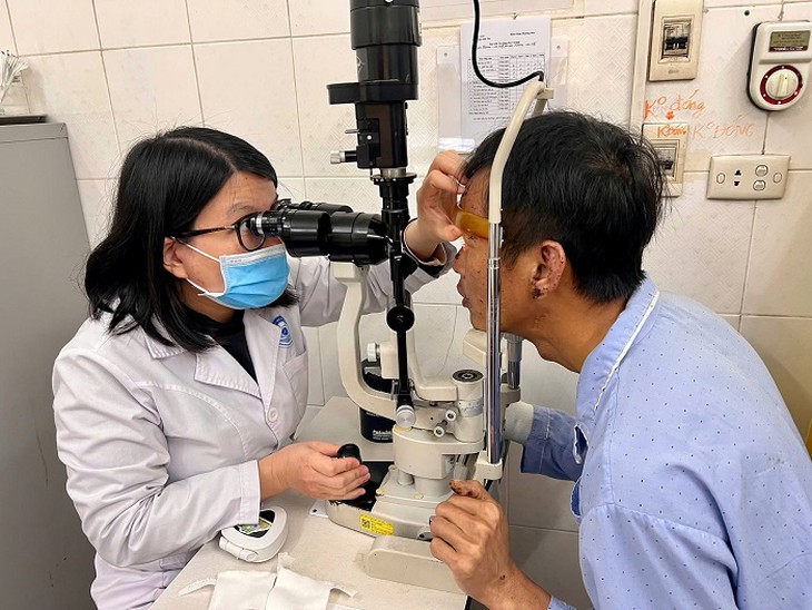 Tại sao người cao tuổi dễ bị khô mắt và cách khắc phục- Ảnh 1.