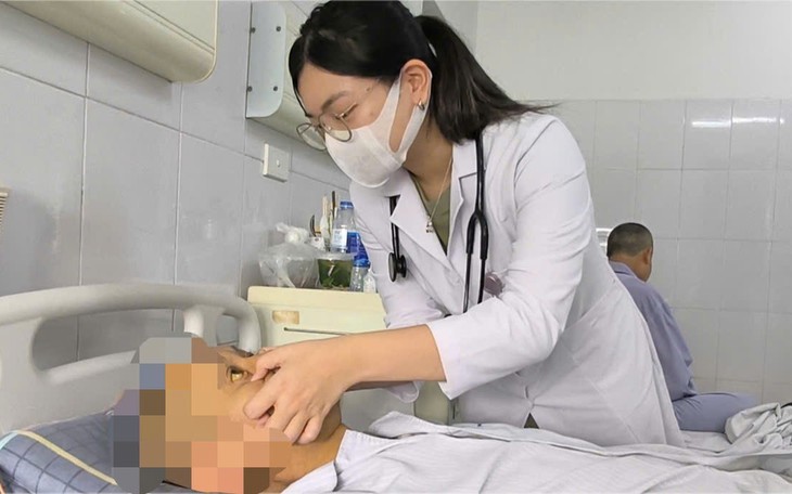 Bác sĩ ép tim suốt 35 phút cứu người đàn ông ngừng tuần hoàn, hôn mê sâu hi hữu- Ảnh 4.