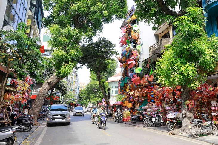 Sắc màu Trung thu hút khách Tây trên phố Hàng Mã - Ảnh 1.