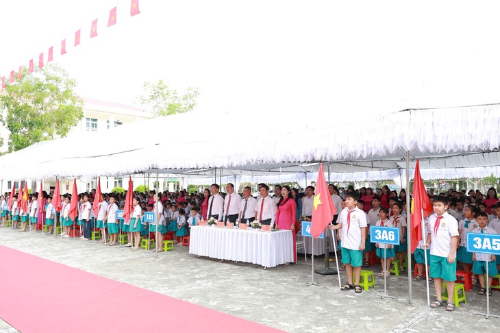 Rộn ràng ngày khai giảng của gần 372.000 học sinh Quảng Ninh - Ảnh 5.