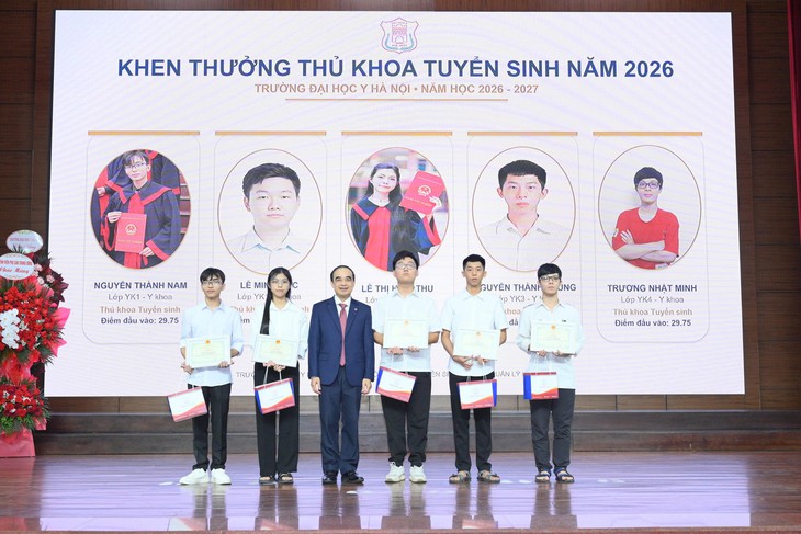 Hiệu trưởng nhắn nhủ tân sinh viên: Chăm chỉ và chủ động là 'phép màu' giúp các em thành công- Ảnh 4.