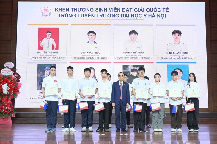 Hiệu trưởng nhắn nhủ tân sinh viên: Chăm chỉ và chủ động là 'phép màu' giúp các em thành công- Ảnh 5.