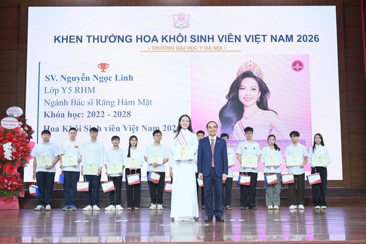 Hiệu trưởng nhắn nhủ tân sinh viên: Chăm chỉ và chủ động là 'phép màu' giúp các em thành công- Ảnh 6.
