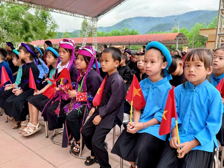 Rộn ràng ngày khai giảng của gần 372.000 học sinh Quảng Ninh - Ảnh 2.
