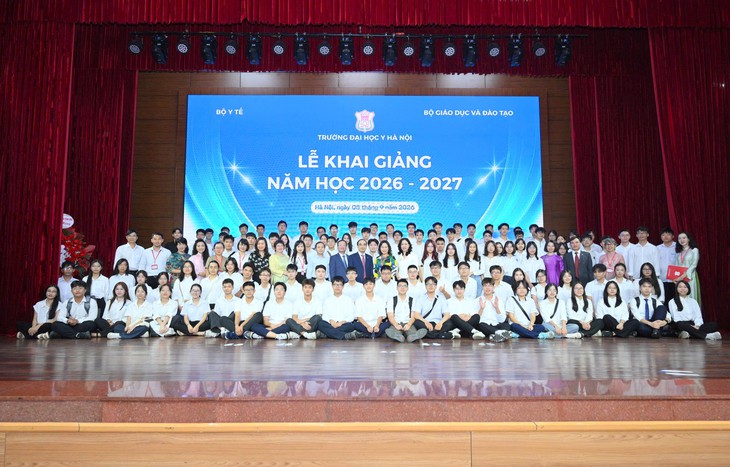 Hiệu trưởng nhắn nhủ tân sinh viên: Chăm chỉ và chủ động là 'phép màu' giúp các em thành công- Ảnh 1.