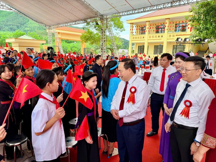 Rộn ràng ngày khai giảng của gần 372.000 học sinh Quảng Ninh - Ảnh 1.