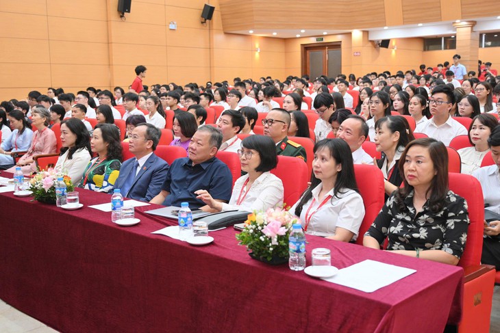Hiệu trưởng nhắn nhủ tân sinh viên: Chăm chỉ và chủ động là 'phép màu' giúp các em thành công- Ảnh 2.