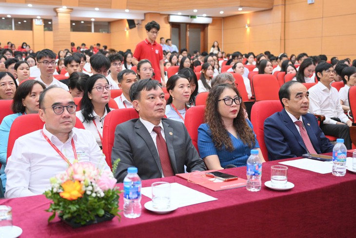 Hiệu trưởng nhắn nhủ tân sinh viên: Chăm chỉ và chủ động là 'phép màu' giúp các em thành công- Ảnh 3.