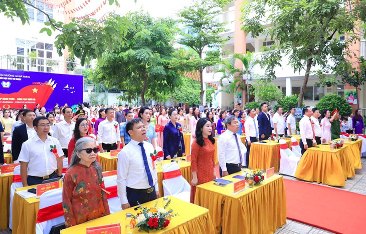 Chủ tịch UBND TP Hà Nội dự khai giảng năm học mới Trường TH Ngô Thì Nhậm- Ảnh 1.