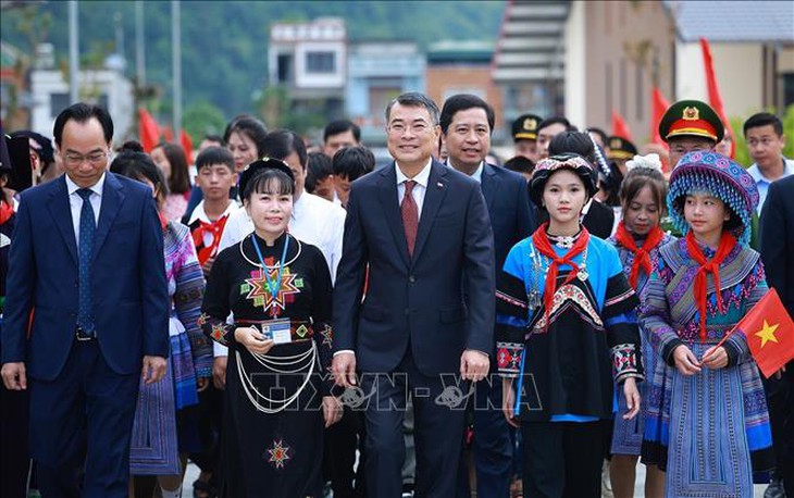 Thủ tướng dự Lễ khai giảng năm học mới tại Trường Phổ thông nội trú liên cấp Mường Khương (Lào Cai)- Ảnh 3.
