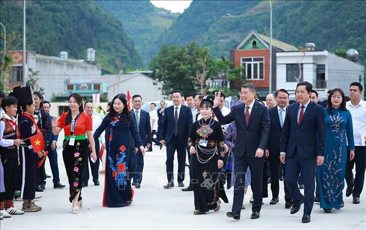 Thủ tướng dự Lễ khai giảng năm học mới tại Trường Phổ thông nội trú liên cấp Mường Khương (Lào Cai)- Ảnh 2.