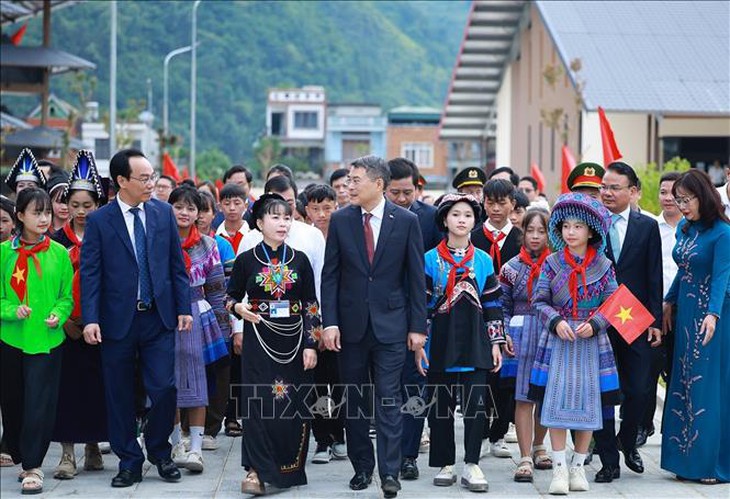 Thủ tướng dự Lễ khai giảng năm học mới tại Trường Phổ thông nội trú liên cấp Mường Khương (Lào Cai)- Ảnh 1.